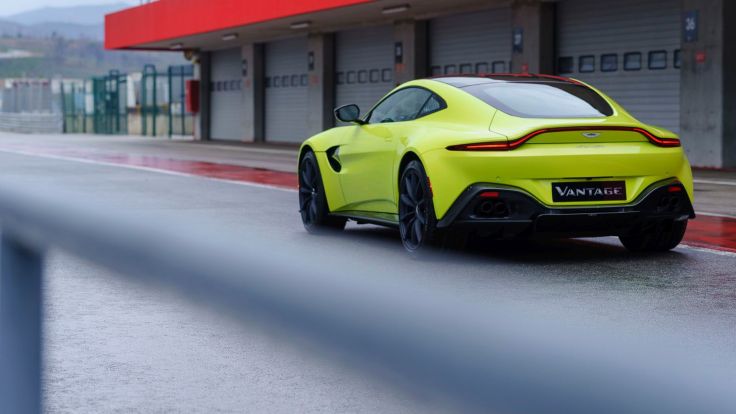 aston-martin-v8-vantage-lime-essence-portimao-12741